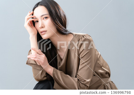 灰色背景上的女性護膚美圖 136996798