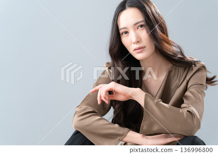 灰色背景上的女性護膚美圖 136996800