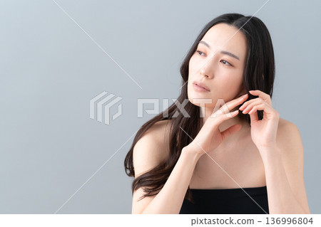 灰色背景上的女性護膚美圖 136996804