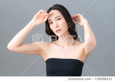 灰色背景上的女性護膚美圖 136996812