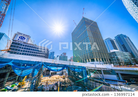 日本東京城市景觀，2月21日。新宿站西口改造工程、西新宿1丁目地區工程、起重機等。 136997114