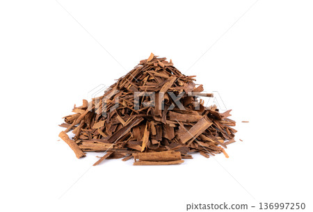 Broken ceylon cinnamon isolated, cinnamomum verum bark pieces Broken ceylon cinnamon isolated, cinnamomum verum bark pieces 136997250