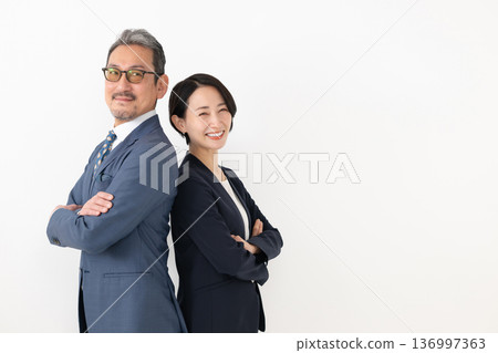 男人和女人穿西裝 男人和女人穿西裝 136997363
