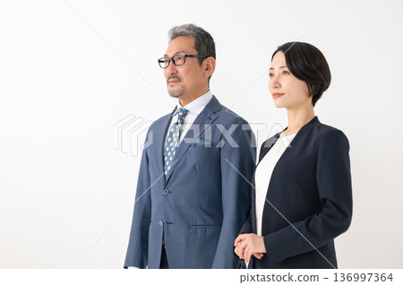 男人和女人穿西裝 136997364
