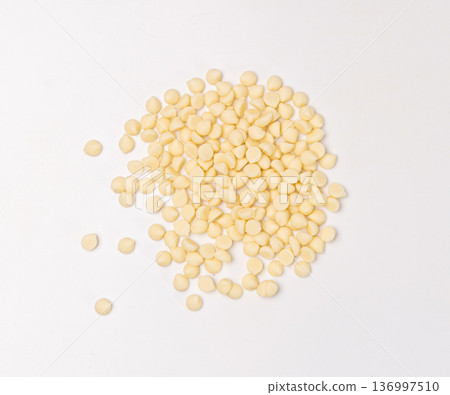 Chocolate Chips Isolated, Scattered Chocolate Sprinkles, Decorative Cocoa Drops, Cookie Decoration Ingredient 136997510