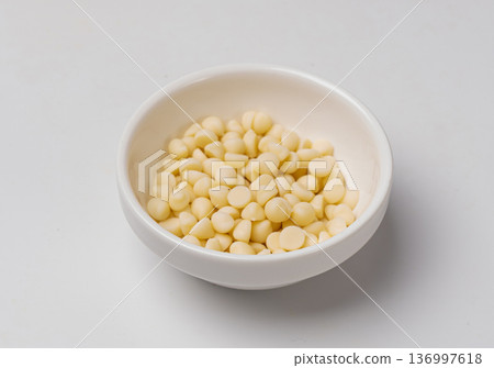 Chocolate Chips Isolated, Scattered Chocolate Sprinkles, Decorative Cocoa Drops, Cookie Decoration Ingredient 136997618