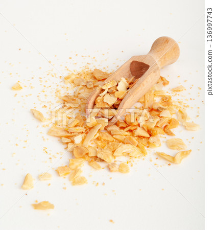 Dry Garlic Slices, Crispy Fried Cloves Pile Closeup, Roasted Grilled Garlic Flakes, Clove Chip Group Dry Garlic Slices, Crispy Fried Cloves Pile Closeup, Roasted Grilled Garlic Flakes, Clove Chip Group 136997743