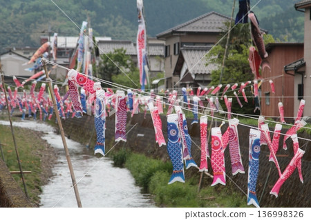 河面上懸掛著鯉魚擬餌 136998326