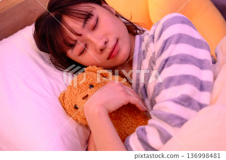 女人抱著絨毛玩具睡覺 136998481