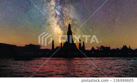Beautiful night view of Wat Arun temple 136998605