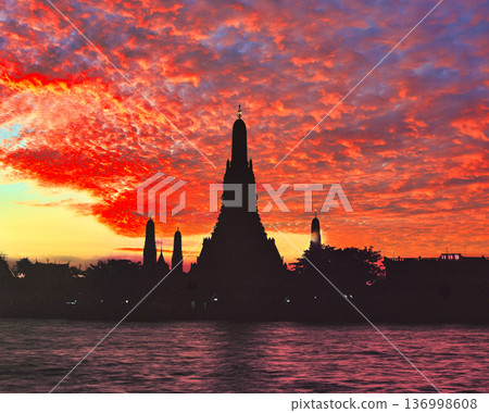 Spectacular sunset view at Wat Arun temple Spectacular sunset view at Wat Arun temple 136998608