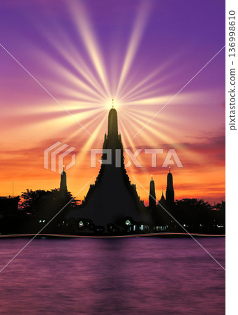 Spectacular sunset view at Wat Arun temple Spectacular sunset view at Wat Arun temple 136998610