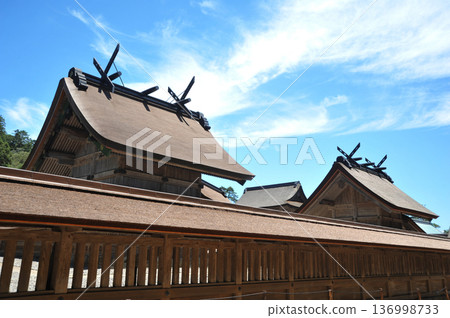 出雲大社在藍天中閃耀 出雲大社在藍天中閃耀 136998733