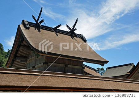 出雲大社在藍天中閃耀 出雲大社在藍天中閃耀 136998735