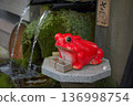 日本神社和花園中的紅蛙雕像和淨身池 136998754