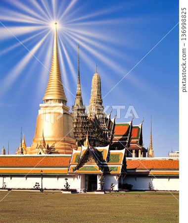 Beautiful view of the Temple of the Emerald Buddha in Bangkok 136998825