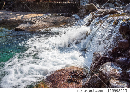 「清涼景色」 一條涼爽的山澗（三重縣駒野町朝夕谷） 136998925