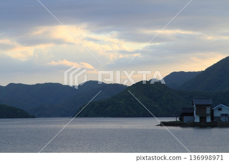 Quiet ocean 136998971