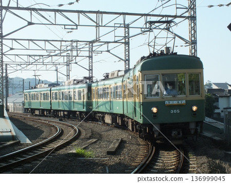江之島電鐵300系列305列車+1000系列車(在久沼車站附近拍攝) 江之島電鐵300系列305列車+1000系列車(在久沼車站附近拍攝) 136999045