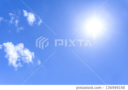 夏天的天空陽光與雲彩橫濱 136999198