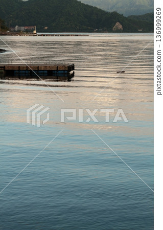 Glossy Sea 136999269