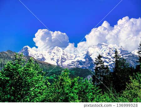 Spectacular views of the three mountains of the Bernese Oberland 136999328