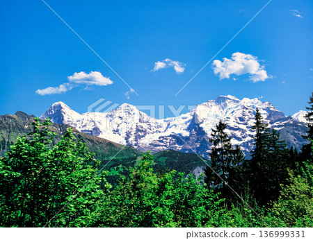 Spectacular views of the three mountains of the Bernese Oberland 136999331