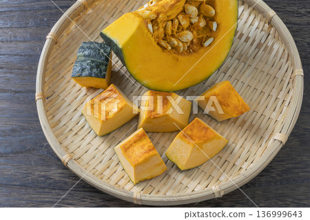 Cut pumpkin pumpkin 136999643