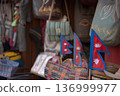 尼泊爾紀念品商店裡，擺放著形狀各異的旗幟和刺繡小袋。 136999977