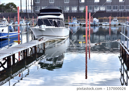 漁船停泊在南船橋市蝦川河口。 137000026