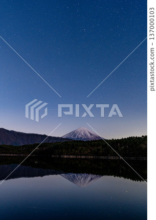 (Yamanashi Prefecture) A starry sky and Mount Fuji as seen from Lake Saiko 137000103