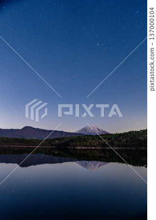 (Yamanashi Prefecture) A starry sky and Mount Fuji as seen from Lake Saiko (Yamanashi Prefecture) A starry sky and Mount Fuji as seen from Lake Saiko 137000104