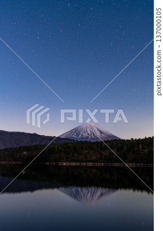 (Yamanashi Prefecture) A starry sky and Mount Fuji as seen from Lake Saiko 137000105