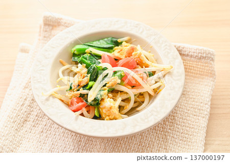 Stir-fried vegetables and eggs with oyster sauce Stir-fried vegetables and eggs with oyster sauce 137000197