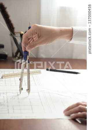 一位日本建築師正在繪製建築圖 137000456
