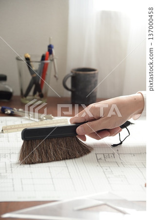 一位日本建築師正在繪製建築圖 137000458