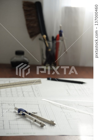 一位日本建築師正在繪製建築圖 137000460