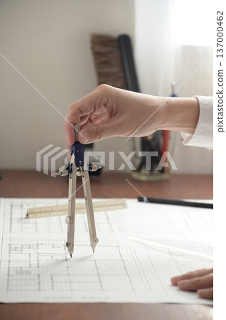 一位日本建築師正在繪製建築圖 一位日本建築師正在繪製建築圖 137000462