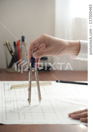 一位日本建築師正在繪製建築圖 137000465