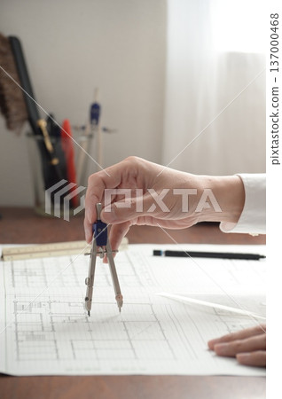 一位日本建築師正在繪製建築圖 137000468