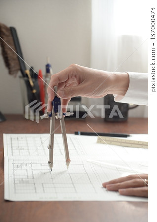 一位日本建築師正在繪製建築圖 137000473