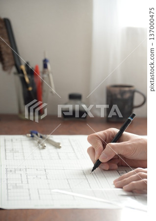 一位日本建築師正在繪製建築圖 137000475