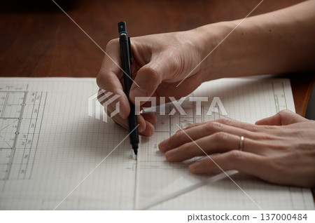 一位日本建築師正在繪製建築圖 137000484