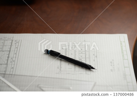 一位日本建築師正在繪製建築圖 137000486