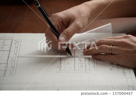 一位日本建築師正在繪製建築圖 137000487