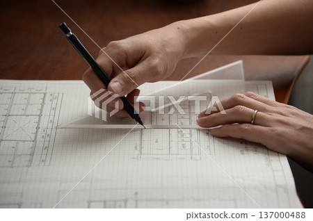 一位日本建築師正在繪製建築圖 137000488