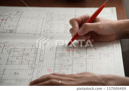 一位日本建築師正在繪製建築圖 137000489