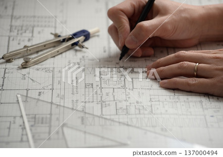 一位日本建築師正在繪製建築圖 137000494