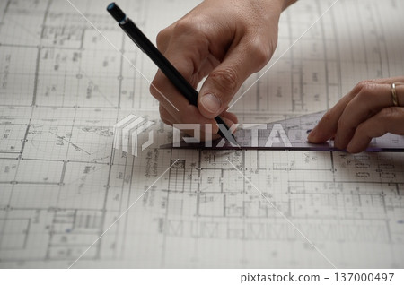 一位日本建築師正在繪製建築圖 一位日本建築師正在繪製建築圖 137000497