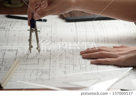 一位日本建築師正在繪製建築圖 137000537